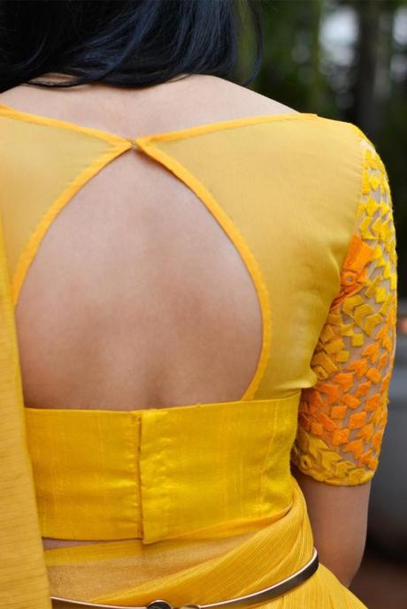 Blouse with cutouts at the Back
