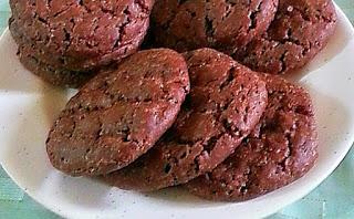 Crisp Chocolate Cookies Recipe @ treatntrick.blogspot.com