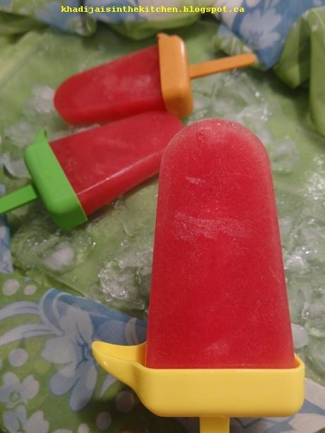 SUCETTES GLACÉES À LA PASTÈQUE / WATERMELON ICE POPS / PALETAS DE SANDÍA / مصاصات البطيخ الاحمر المجمدة