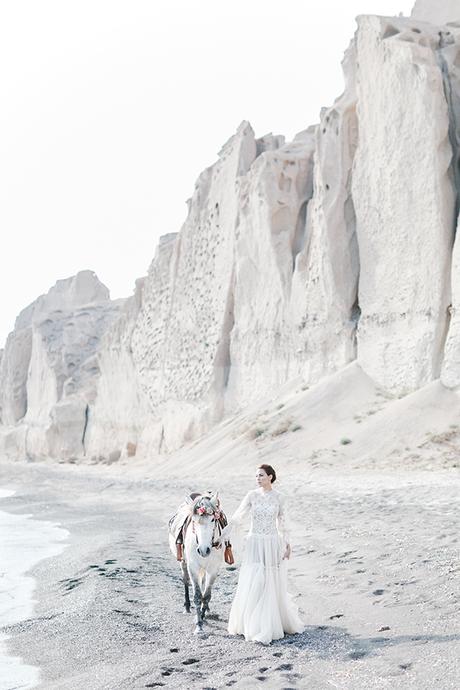White coral styled shoot in Santorini white-coral-styled-shoot-santorini-_18