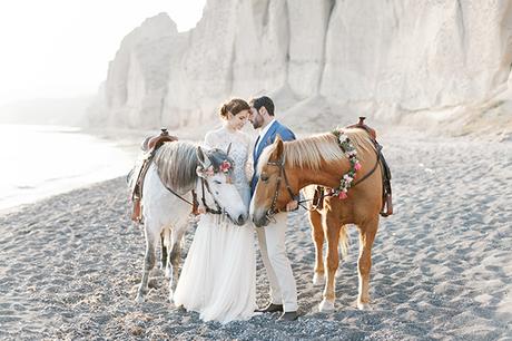 White coral styled shoot in Santorini white-coral-styled-shoot-santorini-_19