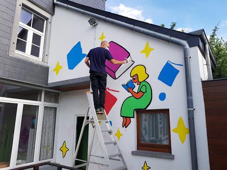 Résidence d'artiste à l'Ecole Communale d'Eprave, Rochefort. Peinture des murs de la cour de récréation par Ben Heine pour et avec les élèves... Work in progress! Fédération Wallonie Bruxelles