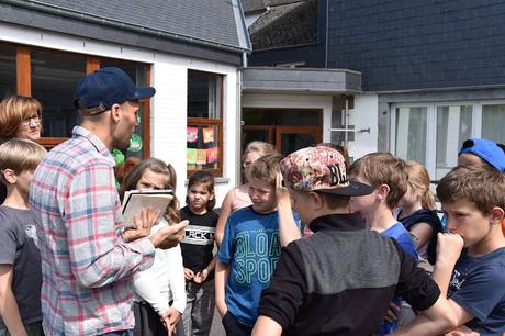 Résidence d'artiste à l'Ecole Communale d'Eprave à Rochefort. Peinture des murs de la cour de récréation par Ben Heine pour et avec les élèves... Work in progress! Fédération Wallonie Bruxelles