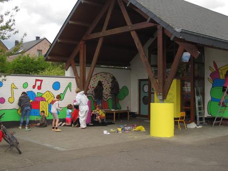 Résidence d'artiste à l'Ecole Communale d'Eprave à Rochefort. Peinture des murs de la cour de récréation par Ben Heine pour et avec les élèves... Work in progress! Fédération Wallonie Bruxelles