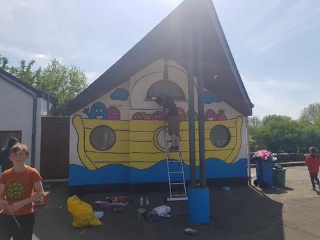 Résidence d'artiste à l'Ecole Communale d'Eprave à Rochefort. Peinture des murs de la cour de récréation par Ben Heine pour et avec les élèves... Work in progress! Fédération Wallonie Bruxelles