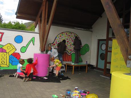 Résidence d'artiste à l'Ecole Communale d'Eprave à Rochefort. Peinture des murs de la cour de récréation par Ben Heine pour et avec les élèves... Work in progress!