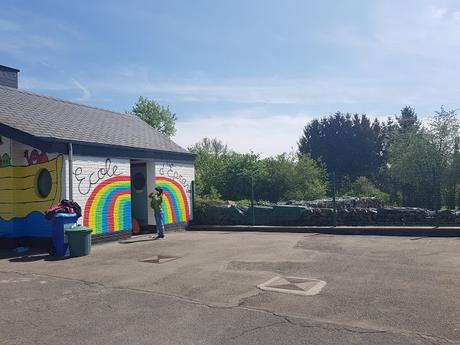 Résidence d'artiste à l'Ecole Communale d'Eprave à Rochefort. Peinture des murs de la cour de récréation par Ben Heine pour et avec les élèves... Work in progress!