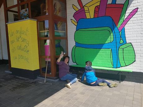 Résidence d'artiste à l'Ecole Communale d'Eprave à Rochefort. Peinture des murs de la cour de récréation par Ben Heine pour et avec les élèves... Work in progress!