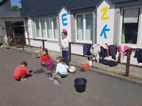 Résidence d'artiste à l'Ecole Communale d'Eprave à Rochefort. Peinture des murs de la cour de récréation par Ben Heine pour et avec les élèves... Work in progress!