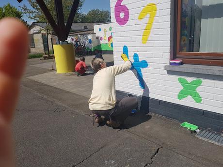 Résidence d'artiste à l'Ecole Communale d'Eprave à Rochefort. Peinture des murs de la cour de récréation par Ben Heine pour et avec les élèves... Work in progress!