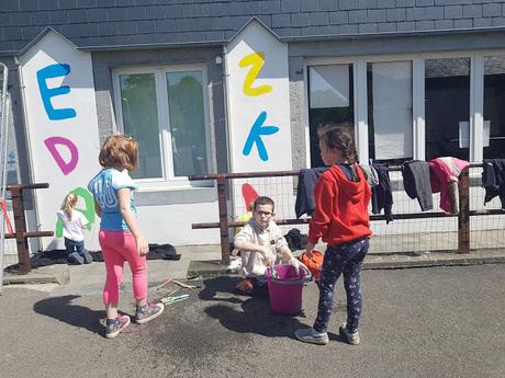 Résidence d'artiste à l'Ecole Communale d'Eprave à Rochefort. Peinture des murs de la cour de récréation par Ben Heine pour et avec les élèves... Work in progress!