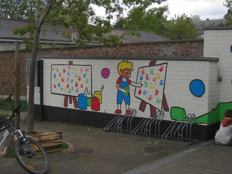 Résidence d'artiste à l'Ecole Communale d'Eprave à Rochefort. Peinture des murs de la cour de récréation par Ben Heine pour et avec les élèves... Work in progress!