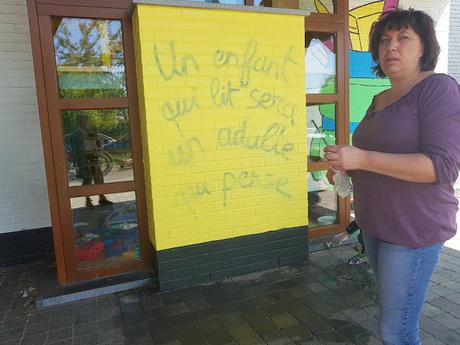 Résidence d'artiste à l'Ecole Communale d'Eprave à Rochefort. Peinture des murs de la cour de récréation par Ben Heine pour et avec les élèves... Work in progress!