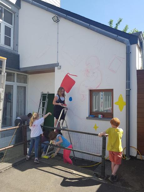 Résidence d'artiste à l'Ecole Communale d'Eprave à Rochefort. Peinture des murs de la cour de récréation par Ben Heine pour et avec les élèves... Work in progress!