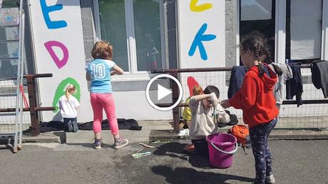 Résidence d'artiste à l'Ecole Communale d'Eprave à Rochefort. Peinture des murs de la cour de récréation par Ben Heine pour et avec les élèves... Work in progress!