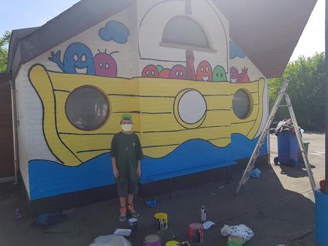 Résidence d'artiste à l'Ecole Communale d'Eprave à Rochefort. Peinture des murs de la cour de récréation par Ben Heine pour et avec les élèves... Work in progress!