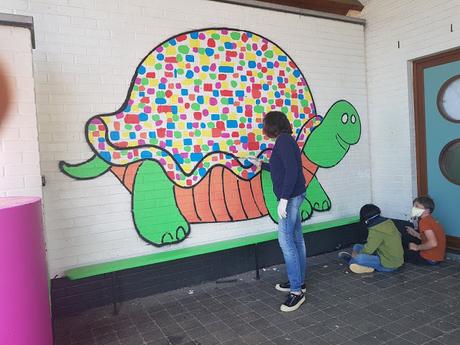 Résidence d'artiste à l'Ecole Communale d'Eprave à Rochefort. Peinture des murs de la cour de récréation par Ben Heine pour et avec les élèves... Work in progress!