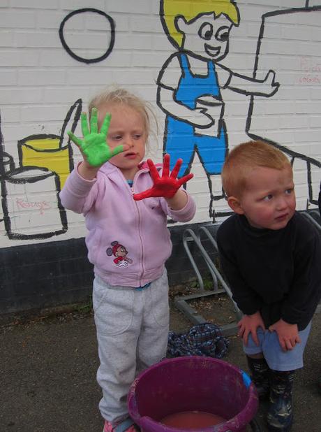 Résidence d'artiste à l'Ecole Communale d'Eprave à Rochefort. Peinture des murs de la cour de récréation par Ben Heine pour et avec les élèves... Work in progress!