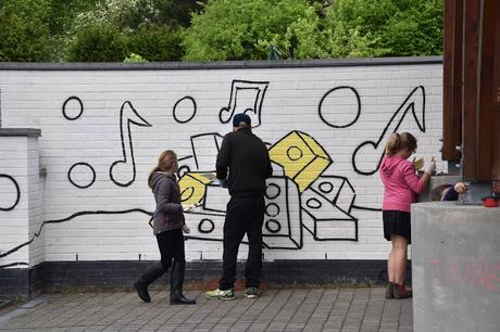 Résidence d'artiste à l'Ecole Communale d'Eprave à Rochefort. Peinture des murs de la cour de récréation par Ben Heine pour et avec les élèves... Work in progress!