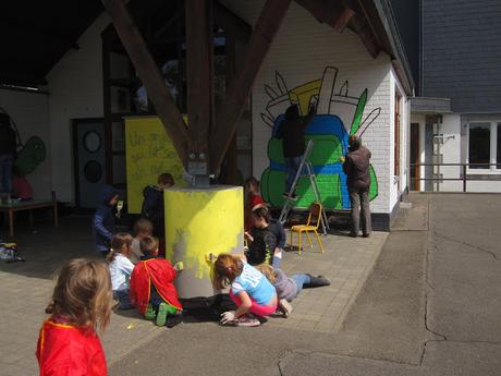 Résidence d'artiste à l'Ecole Communale d'Eprave à Rochefort. Peinture des murs de la cour de récréation par Ben Heine pour et avec les élèves... Work in progress! Fédération Wallonie Bruxelles