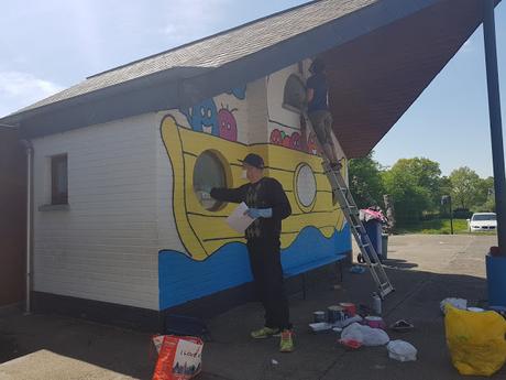 Résidence d'artiste à l'Ecole Communale d'Eprave. Peinture des murs de la cour de récréation par Ben Heine pour et avec les élèves... Work in progress! Fédération Wallonie Bruxelles