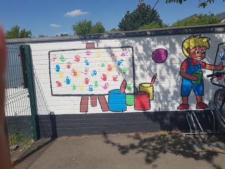 Résidence d'artiste à l'Ecole Communale d'Eprave à Rochefort. Peinture des murs de la cour de récréation par Ben Heine pour et avec les élèves... Work in progress!