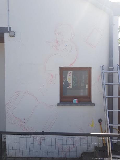 Résidence d'artiste à l'Ecole Communale d'Eprave à Rochefort. Peinture des murs de la cour de récréation par Ben Heine pour et avec les élèves... Work in progress!