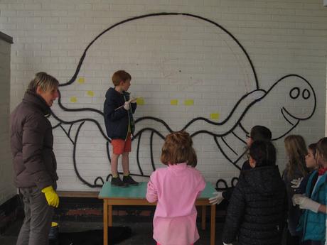 Résidence d'artiste à l'Ecole Communale d'Eprave à Rochefort. Peinture des murs de la cour de récréation par Ben Heine pour et avec les élèves... Work in progress!