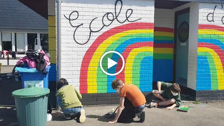 Résidence d'artiste à l'Ecole Communale d'Eprave à Rochefort. Peinture des murs de la cour de récréation par Ben Heine pour et avec les élèves... Work in progress! Fédération Wallonie Bruxelles