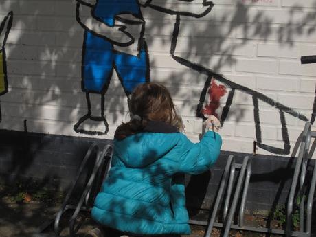 Résidence d'artiste à l'Ecole Communale d'Eprave à Rochefort. Peinture des murs de la cour de récréation par Ben Heine pour et avec les élèves... Work in progress!