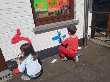 Résidence d'artiste à l'Ecole Communale d'Eprave à Rochefort. Peinture des murs de la cour de récréation par Ben Heine pour et avec les élèves... Work in progress!