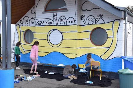 Résidence d'artiste à l'Ecole Communale d'Eprave à Rochefort. Peinture des murs de la cour de récréation par Ben Heine pour et avec les élèves... Work in progress! Fédération Wallonie Bruxelles