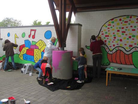 Résidence d'artiste à l'Ecole Communale d'Eprave à Rochefort. Peinture des murs de la cour de récréation par Ben Heine pour et avec les élèves... Work in progress! Fédération Wallonie Bruxelles