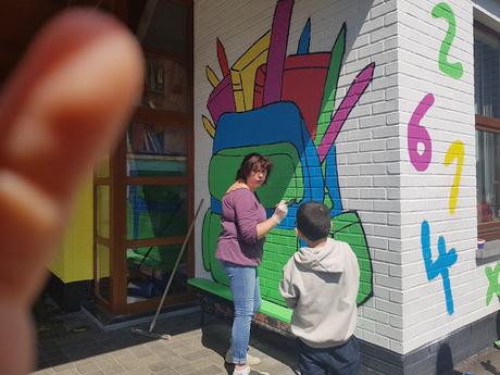 Résidence d'artiste à l'Ecole Communale d'Eprave à Rochefort. Peinture des murs de la cour de récréation par Ben Heine pour et avec les élèves... Work in progress! Fédération Wallonie Bruxelles