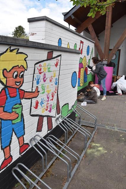 Résidence d'artiste à l'Ecole Communale d'Eprave à Rochefort. Peinture des murs de la cour de récréation par Ben Heine pour et avec les élèves... Work in progress! Fédération Wallonie Bruxelles