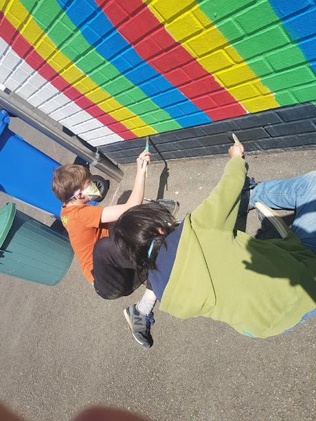 Résidence d'artiste à l'Ecole Communale d'Eprave à Rochefort. Peinture des murs de la cour de récréation par Ben Heine pour et avec les élèves... Work in progress! Fédération Wallonie Bruxelles