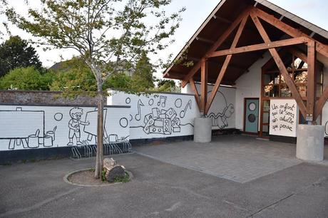 Résidence d'artiste à l'Ecole Communale d'Eprave à Rochefort. Peinture des murs de la cour de récréation par Ben Heine pour et avec les élèves... Work in progress! Fédération Wallonie Bruxelles