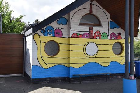 Résidence d'artiste à l'Ecole Communale d'Eprave à Rochefort. Peinture des murs de la cour de récréation par Ben Heine pour et avec les élèves... Work in progress! Fédération Wallonie Bruxelles