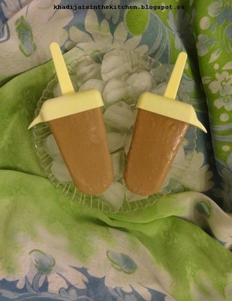 SUCETTES GLACÉES AU CHOCOLAT ET À LA BANANE / CHOCOLATE BANANA ICE POPS / PALETAS CON CHOCOLATE Y BANANA / مصاصات الموز و الشوكولاطة المجمدة