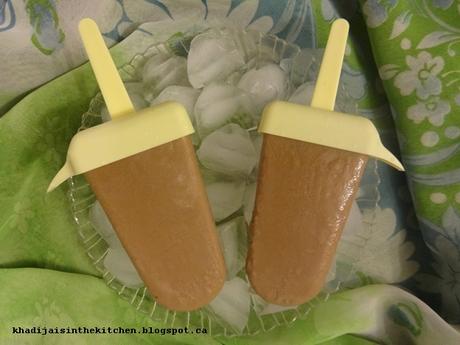 SUCETTES GLACÉES AU CHOCOLAT ET À LA BANANE / CHOCOLATE BANANA ICE POPS / PALETAS CON CHOCOLATE Y BANANA / مصاصات الموز و الشوكولاطة المجمدة