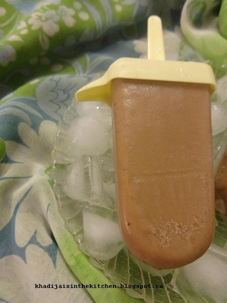 SUCETTES GLACÉES AU CHOCOLAT ET À LA BANANE / CHOCOLATE BANANA ICE POPS / PALETAS CON CHOCOLATE Y BANANA / مصاصات الموز و الشوكولاطة المجمدة