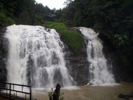 Visit-the-waterfalls-South-India-Kerala
