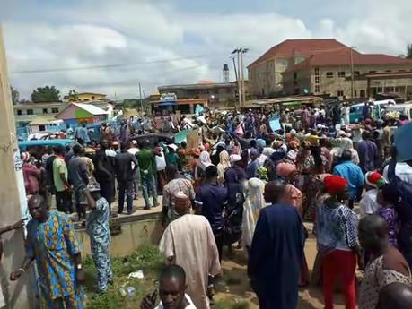 BREAKING: Protest Rocks Osun PDP Secretariat Over Alleged Manipulation Of PDP Primary (See Photos)