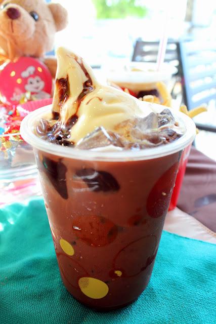 Jollibee's Chocolate and Coffee Floats - your perfect drink for summer!