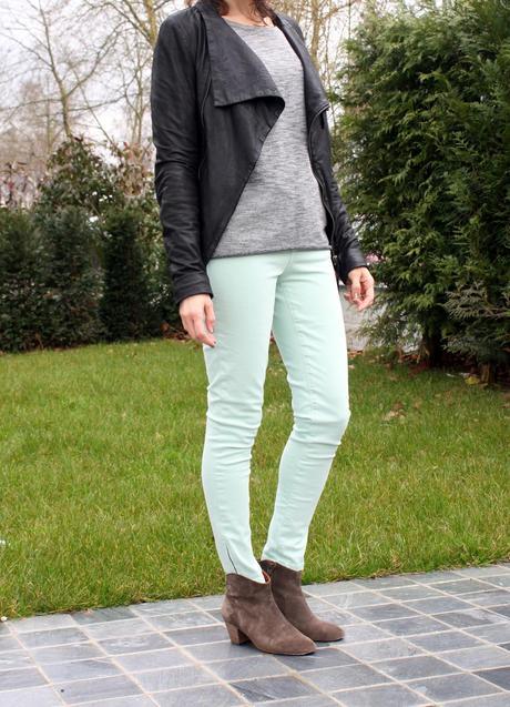 The grey sweatshirt and pastel jeans