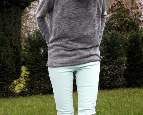 The grey sweatshirt and pastel jeans