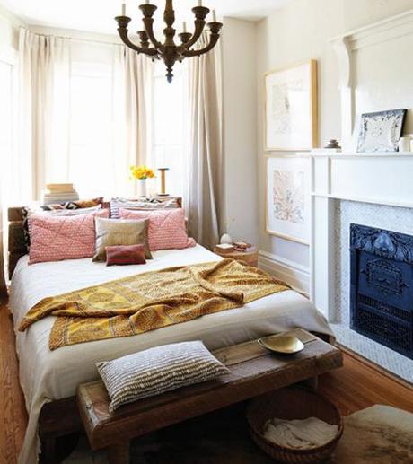 marion-house-book-bedroom-boho-fireplace-pillows-chandelier-rug-houseandhome-fall11
