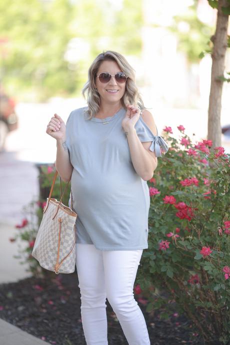 Cleveland blogger The Samantha Show shares some casual maternity outfit inspiration. 