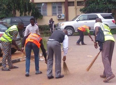 LASTMA Officials Force Traffic Offenders To Sweep And Clear Grass In Lagos (Photos)