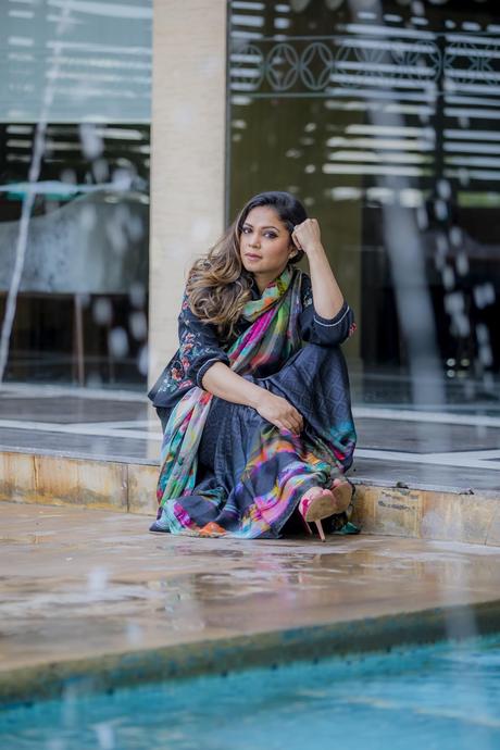 where to stay in jaipur and what to eat, Hilton Jaipur, travel blogger, style, sari style, satya paul style, coat over sari, coat with sari outfit, fusion look, long maxi eyelet dress , myriad musings